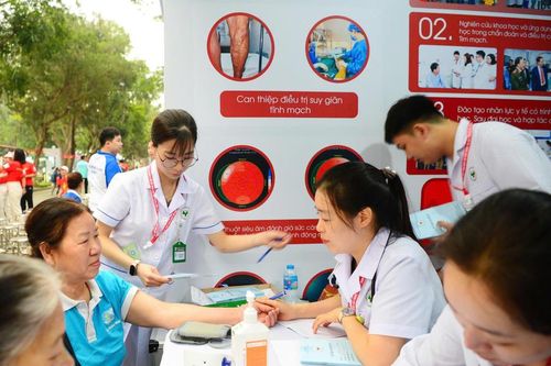 Người dân được thăm khám, tư vấn sức khỏe tại chương trình