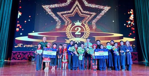 Ban Tổ chức trao giải cho các đội đạt giải tại cuộc thi.