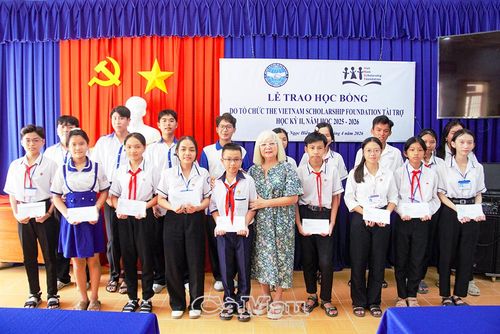 Bà Đỗ Thị Đào, Giám đốc Chương trình VNSF tại Việt Nam, trao học bổng cho các em học sinh.