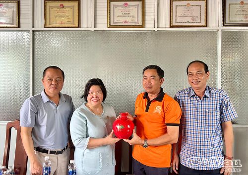 Chủ tịch Liên minh HTX Việt Nam Cao Xuân Thu Vân tặng quà chúc mừng HTX Dịch vụ nông nghiệp Vĩnh Cường, một trong 2 HTX của tỉnh Cà Mau đạt danh hiệu Ngôi sao HTX năm 2026.
