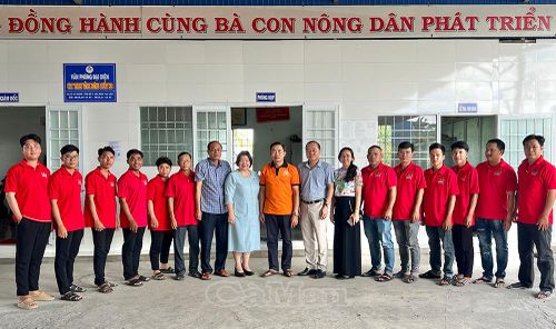 Lãnh đạo Liên minh HTX Việt Nam và tỉnh Cà Mau chụp ảnh lưu niệm với cán bộ, nhân viên HTX Dịch vụ nông nghiệp Vĩnh Cường.