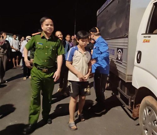 Khoảng 23 giờ cùng ngày, lực lượng chức năng tìm thấy các cháu ở khu vực núi thuộc địa phận thôn Tiên Lý, xã Yên Định. (Ảnh: Báo Bắc Ninh).