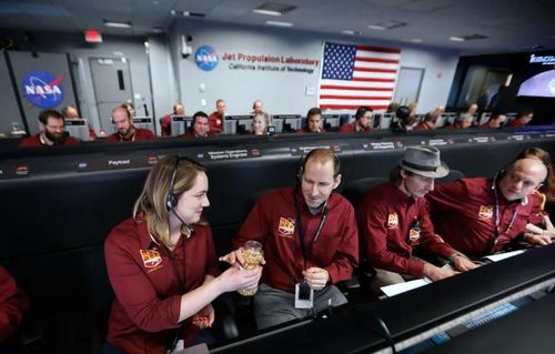 Không khí căng thẳng nhưng đầy quyết tâm trong phòng điều khiển JPL, nơi các kỹ sư NASA duy trì truyền thống “đậu phộng may mắn” để tiếp thêm niềm tin cho mỗi sứ mệnh không gian. (Nguồn: NASA)