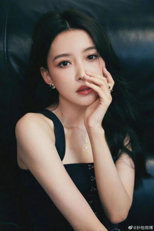 Tôn Di sở hữu ngoại hình nổi bật, chiều cao 1,7m cùng thần thái cuốn hút. Dù phần thể hiện đầu tiên gây tranh cãi vì giọng hát còn yếu, Tôn Di vẫn áp đảo đối thủ Giang Ngữ Thần với 477 điểm.