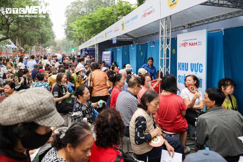 Tùy điều kiện thực tế, người dân còn được chỉ định siêu âm, điện tim, chụp X-quang (kết hợp hệ thống đọc phim, hỗ trợ AI nếu có) và sàng lọc một số ung thư phổ biến như vú, cổ tử cung. Đồng thời, người tham gia được tư vấn dinh dưỡng cá thể hóa và hướng dẫn sử dụng các ứng dụng theo dõi sức khỏe thường xuyên.