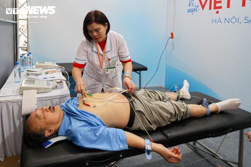 Các khu vực kiểm tra mật độ xương và đo điện tim thu hút đông đảo người dân đến thăm khám.