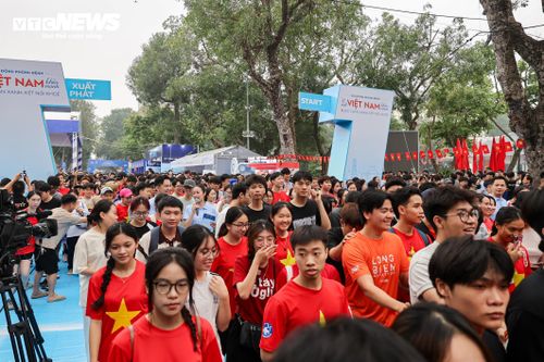 Hàng nghìn người dân tham gia các hoạt động sôi nổi tại khu vực phố đi bộ Trần Nhân Tông, trước cổng Công viên Thống Nhất.
