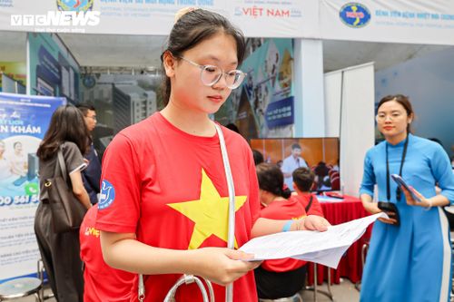 Chị Bùi Thị Thùy Trang chia sẻ, ngày Sức khỏe toàn dân là hoạt động ý nghĩa, không chỉ tạo không khí sôi nổi mà còn giúp người trẻ nâng cao ý thức rèn luyện thể chất và chủ động chăm sóc sức khỏe. Trang cho biết, việc tham gia đi bộ, giao lưu mang lại nhiều năng lượng tích cực, đồng thời mong muốn các chương trình tương tự được tổ chức thường xuyên hơn để lan tỏa lối sống lành mạnh, đặc biệt trong giới trẻ.