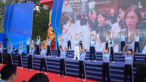 Trong khuôn khổ Lễ mít tinh Phát động Ngày Sức khỏe toàn dân 7/4, hơn 500 cán bộ, giảng viên và sinh viên Học viện Y Dược học cổ truyền Việt Nam tham gia màn đồng diễn dưỡng sinh quy mô lớn. Bài tập được xây dựng trên nguyên lý kết hợp giữa y học cổ truyền và y học hiện đại, kế thừa từ các bài dưỡng sinh chống xơ cứng của cố Bộ trưởng Bộ Y tế Nguyễn Văn Hưởng.