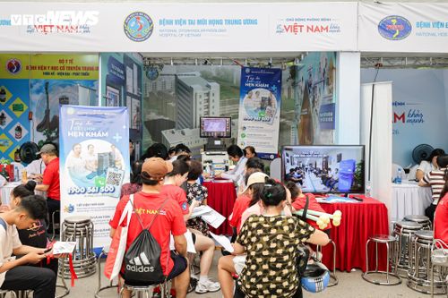 Khu vực của Bệnh viện Tai Mũi Họng Trung ương thu hút đông đảo người dân đến thăm khám và kiểm tra sức khỏe.