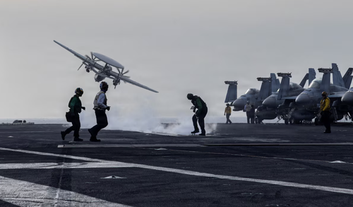 Máy bay trinh sát E-2D Hawkeye cất cánh từ boong tàu sân bay lớp Nimitz USS Abraham Lincoln (CVN-72) của Hải quân Mỹ. (Nguồn: Reuters)