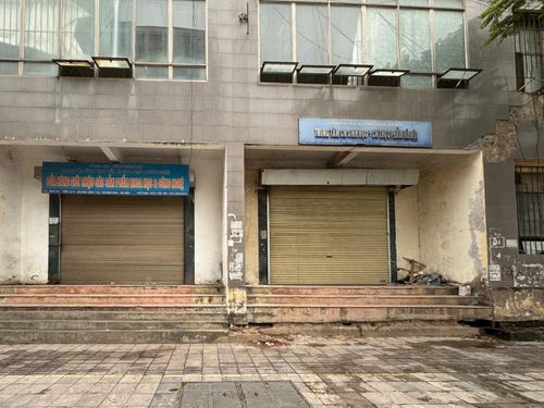 Diện tích kinh doanh dịch vụ tại tòa nhà A4 Khu tái định cư Đền Lừ (phường Tương Mai) bỏ hoang nhiều năm