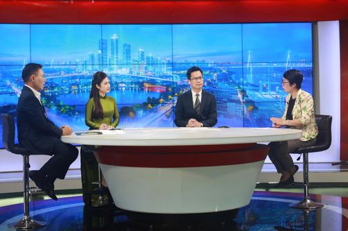 Các khách mời tham gia Chương trình thời sự trực tiếp với chủ đề “Sửa đổi Luật Thủ đô: Trao quyền mạnh mẽ để Hà Nội bứt phá”. Ảnh Phạm Hùng