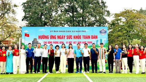 Lãnh đạo xã Nam Phù tham gia hưởng ứng Ngày Sức khỏe toàn dân. Ảnh: Bảo Thoa