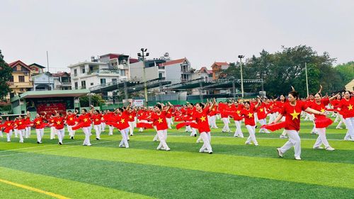 Màn đồng diễn của cán bộ, hội viên các câu lạc bộ thể dục thể thao và đông đảo người dân. Ảnh: Bảo Thoa
