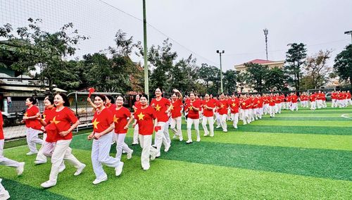 Lãnh đạo và nhân dân xã cùng tham gia chạy hưởng ứng quanh Sân vận động Đông Mỹ. Ảnh: Bảo Thoa