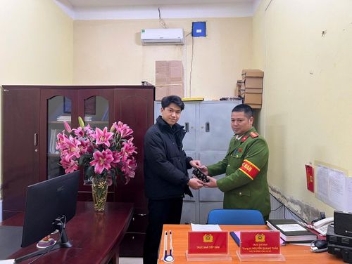 Công an xã Hoài Đức kịp thời hỗ trợ người dân tìm lại tài sản bị đánh rơi. Ảnh: CACC