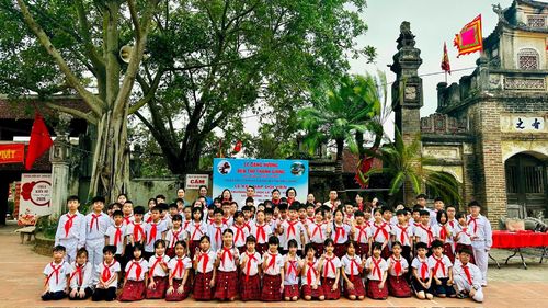 Đoàn Thanh niên xã Phù Đổng phối hợp với các trường học trên địa bàn tổ chức kết nạp đội viên tại Khu di tích quốc gia đặc biệt Đền Phù Đổng. Ảnh: PV