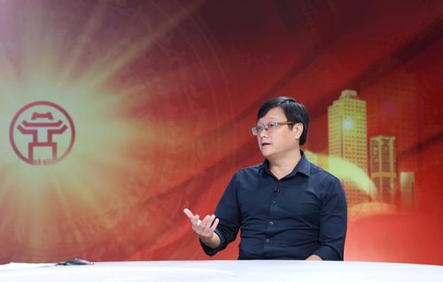 Giám tuyển Nguyễn Thế Sơn, giảng viên Trường Khoa học liên ngành và Nghệ thuật (Đại học Quốc gia Hà Nội) chia sẻ về việc khai thác di sản trong môi trường số. Ảnh: Thanh Hải