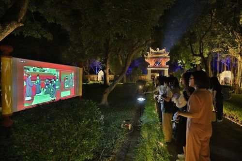 Du khách trải nghiệm tour du lịch đêm "Tinh hoa đạo học" tại di tích Văn Miếu - Quốc Tử Giám. Ảnh: Khánh Huy