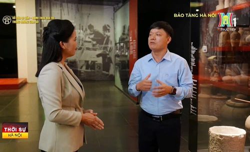 Ông Đặng Minh Vệ, Phó Giám đốc Bảo tàng Hà Nội, trao đổi với phóng viên Cơ quan Báo và Phát thanh, truyền hình Hà Nội tại chương trình.