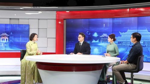 Các khách mời trao đổi tại chương trình. Ảnh: Thanh Hải