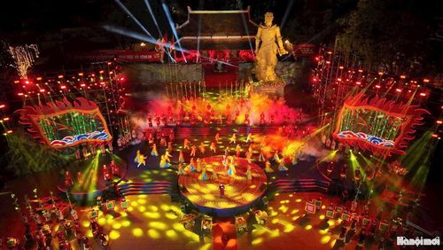 Chương trình nghệ thuật “Đống Đa - Sử vàng lưu danh - Tương lai vững bước” được thể hiện bằng hình thức bán thực cảnh kết hợp công nghệ 3D mapping hiện đại tại Lễ hội gò Đống Đa. Ảnh: Viết Thành