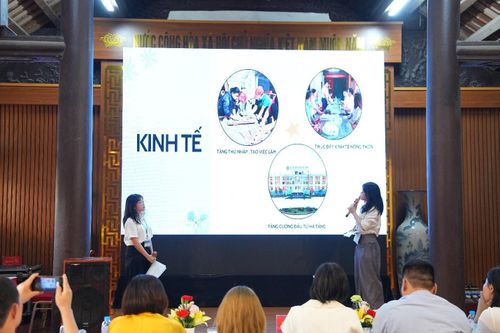Thí sinh thực hiện thuyết trình ý tưởng. Ảnh: P.V