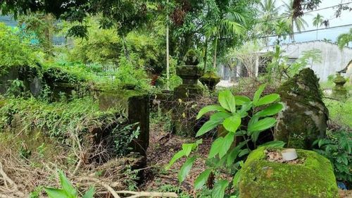 Theo thời gian, do nhiều nguyên nhân như loạn lạc hay nghèo khổ phải bỏ xứ mà đi, nhiều ngôi mộ không còn bia mộ, cũng không có gì đánh dấu.