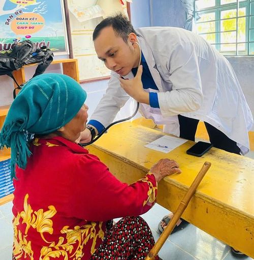 Người cao tuổi ở Thuận Bắc, khi biết chương trình ‘Thầy thuốc về làng’ đến, đã nhanh chóng đến khám bệnh.