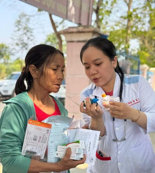 Sau khi nhận thuốc, người dân Nam Khánh Vĩnh còn được hướng dẫn kỹ cách sử dụng để đạt hiệu quả tốt, bảo vệ sức khỏe.