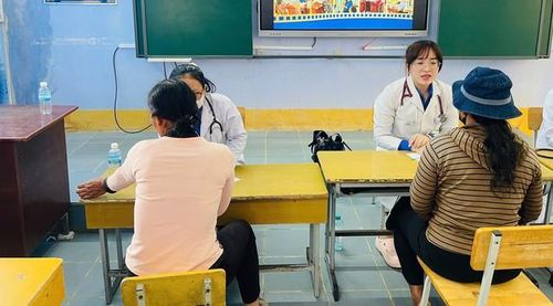 Người dân Thuận Bắc cũng được bác sĩ tư vấn kỹ càng về cách phòng các bệnh thông thường, nhằm bảo vệ sức khỏe.