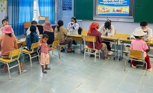 Cả người lớn và trẻ em ở Thuận Bắc đều được bác sĩ khám tận tình và tư vấn sức khỏe một cách dễ hiểu.