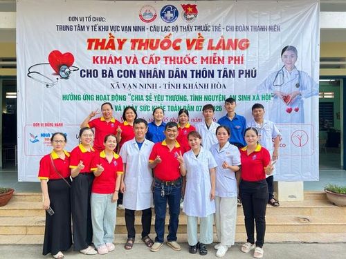 Ngày 5/4, chương trình ‘Thầy thuốc về làng’ đã đến với người dân ở khu vực Vạn Ninh.