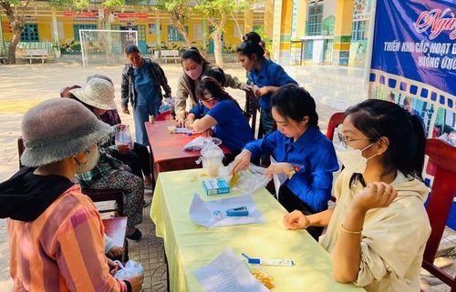 Từng loại thuốc, người dân Thuận Bắc đều được hướng dẫn kỹ cách sử dụng.