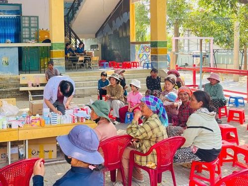Khu vực Thuận Bắc còn nhiều khó khăn, nên khi biết chương trình ‘Thầy thuốc về làng’ đến, rất nhiều người dân đã đến chờ khám bệnh miễn phí và nghe tư vấn sức khỏe.