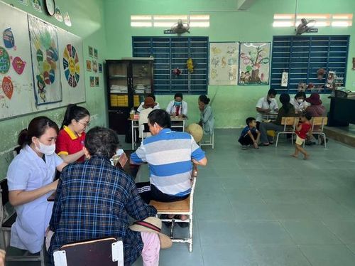 Đông đảo người dân khu vực Vạn Ninh đến khám bệnh miễn phí, nhận thuốc và nghe bác sĩ tư vấn cách bảo vệ sức khỏe.