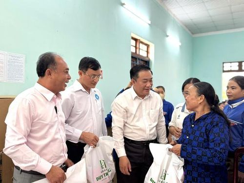 Chủ tịch Hội Thầy thuốc trẻ Khánh Hòa cùng mạnh thường quân tặng quà, động viên người dân Nam Khánh Vĩnh chủ động phòng bệnh, bảo vệ sức khỏe cho bản thân.