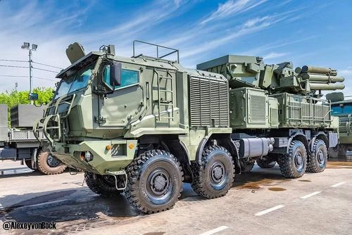 Đồng thời kinh nghiệm vận hành Pantsir-S1 trên khung gầm KamAZ đã bộc lộ một số nhược điểm như hiệu suất vượt địa hình kém và dễ bị lật do chiều cao lớn và chiều rộng cơ sở hẹp.