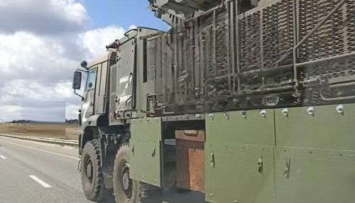 Kết quả là đã có quyết định tất cả các hệ thống Pantsir-S1 cho UAE sẽ được cung cấp trên nền tảng xe bánh lốp 8×8 - MAN-SX45. Vào tháng 5/2000, Cục Thiết kế Thiết bị đã ký hợp đồng với UAE để cung cấp 50 hệ thống như vậy với tổng trị giá 734 triệu đô la.