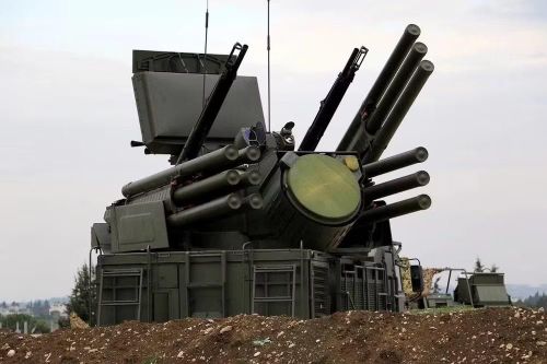 Trong bối cảnh đó, nhà máy MZKT của Belarus tiếp tục quảng bá khung gầm riêng của mình cho các tổ hợp vũ khí này, khi họ trưng bày cả hai mẫu tại các triển lãm quân sự và thông qua các bài báo trên nhiều tạp chí chuyên ngành.