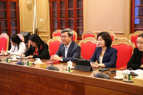 Vụ trưởng Vụ Báo chí - Xuất bản, Ban Tuyên giáo và Dân vận Trung ương Tống Văn Thanh (thứ ba từ trái qua) và Phó vụ trưởng Vụ Báo chí - Xuất bản, Ban Tuyên giáo và Dân vận Trung ương Nguyễn Thị Mỹ Linh (thứ tư từ trái qua) trong buổi làm việc với đơn vị xuất bản nước ngoài.