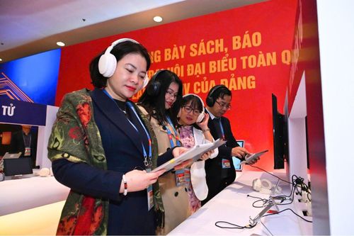 Bà Nguyễn Thị Mỹ Linh - Phó Vụ trưởng Vụ Báo chí - Xuất bản, Ban Tuyên giáo và Dân vận Trung ương - tham quan gian trưng bày sách, báo chào mừng Đại hội đại biểu toàn quốc lần thứ XIV của Đảng.
