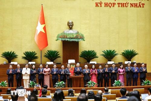 Tổng Bí thư Tô Lâm thay mặt các đại biểu Quốc hội khóa XVI tặng hoa chúc mừng Chủ tịch Quốc hội Trần Thanh Mẫn, các Phó chủ tịch Quốc hội và Ủy viên Ủy ban Thường vụ Quốc hội. Ảnh: TTXVN.