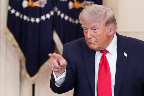 Ông Trump dường như tảng lờ mọi báo cáo về Iran của tình báo Mỹ. Ảnh: Reuters.