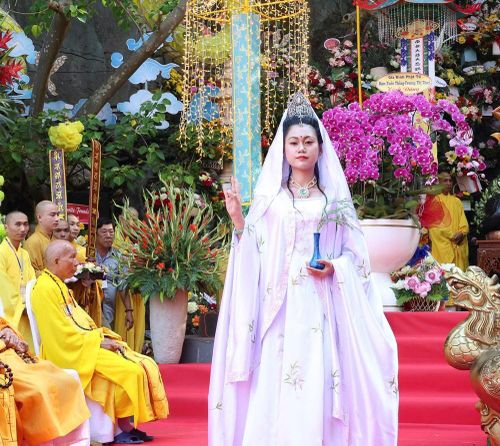 Điểm nhấn là nghi thức rước tôn tượng Đức Bồ tát Quán Thế Âm kết hợp với tái hiện hình tượng Bồ tát Quán Thế Âm