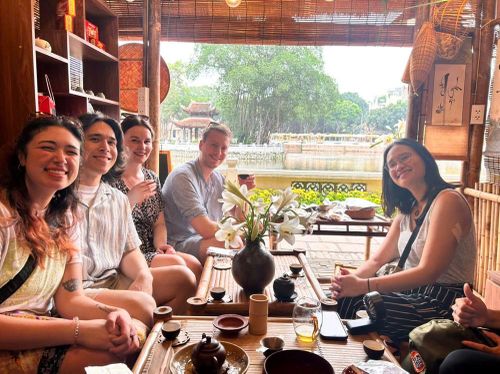 Hình ảnh du khách nước ngoài ghé thăm không gian bày trà của chị Nương tại Hồ Văn - Văn Miếu