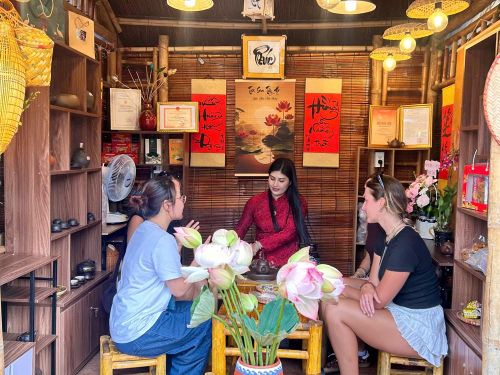 Mỗi ngày, nhiều du khách tham quan Hồ Văn ghé qua không gian trà của Trinh Nương