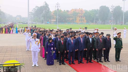 Các đồng chí lãnh đạo Đảng, Nhà nước và các đại biểu Quốc hội thành kính tưởng nhớ Chủ tịch Hồ Chí Minh.