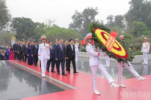 Tiếp sau đó, các đồng chí lãnh đạo Đảng, Nhà nước và đại diện các Đoàn đại biểu Quốc hội đặt vòng hoa tại Đài tưởng niệm các Anh hùng liệt sĩ.